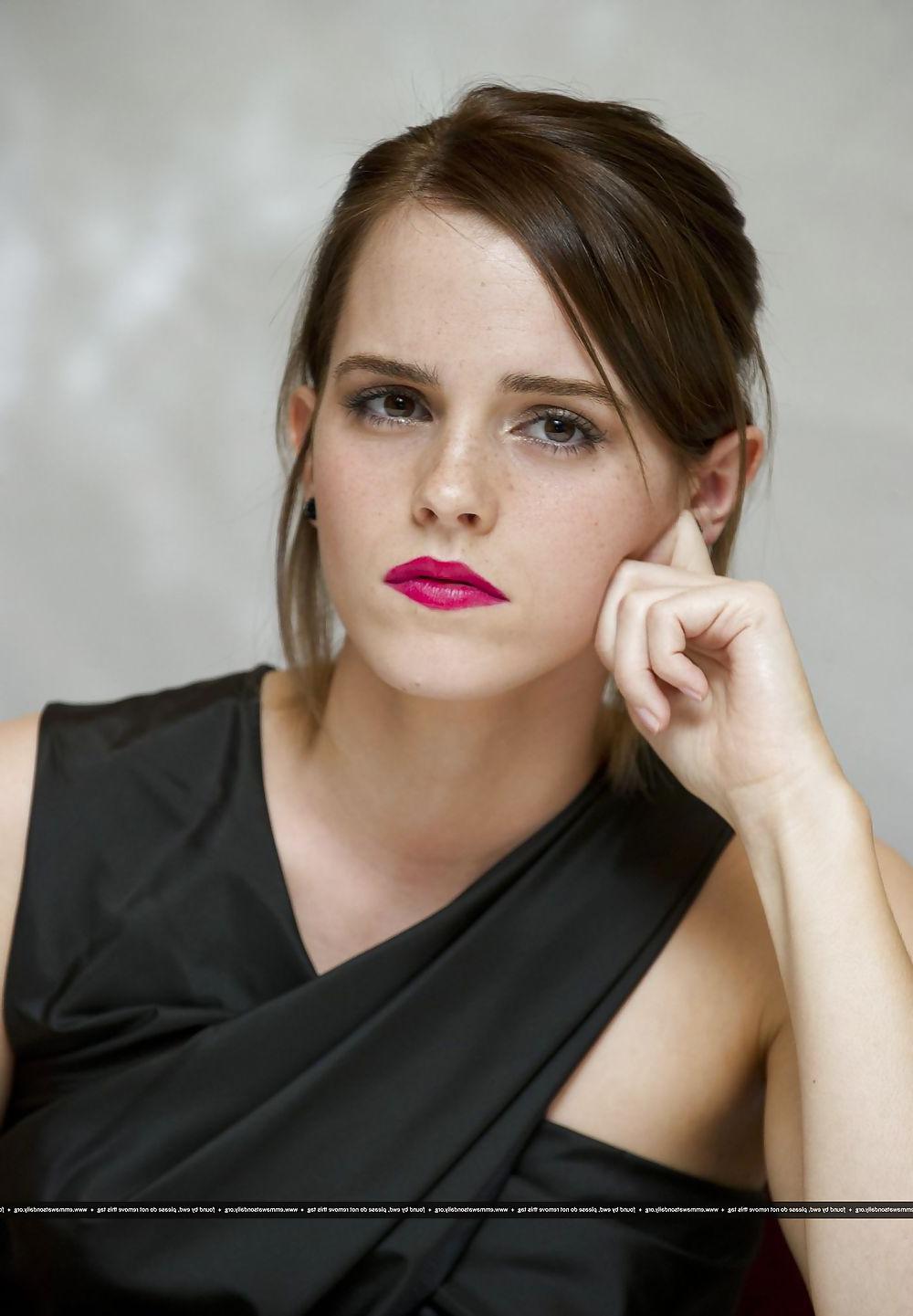 9P Emma Watson Heavy red lipstick 
