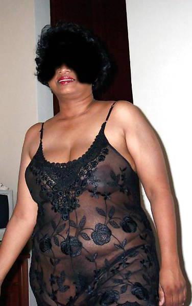 16P Vollbusige indische Tante