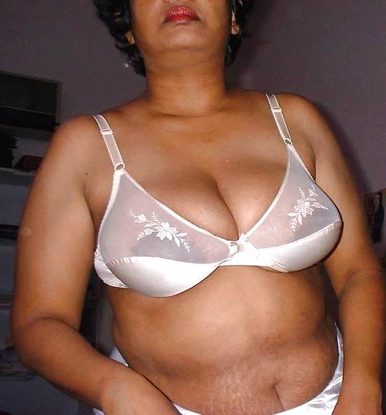 16P Vollbusige indische Tante