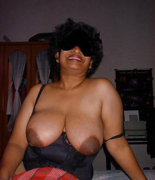 16P Vollbusige indische Tante