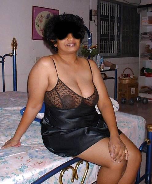 16P Vollbusige indische Tante