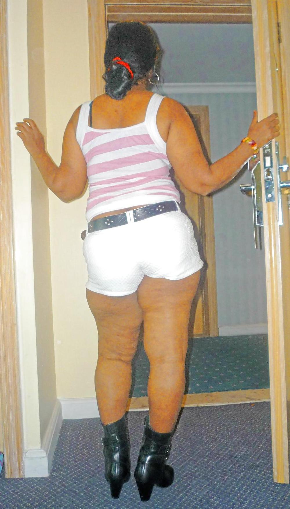 16P Vollbusige indische Tante