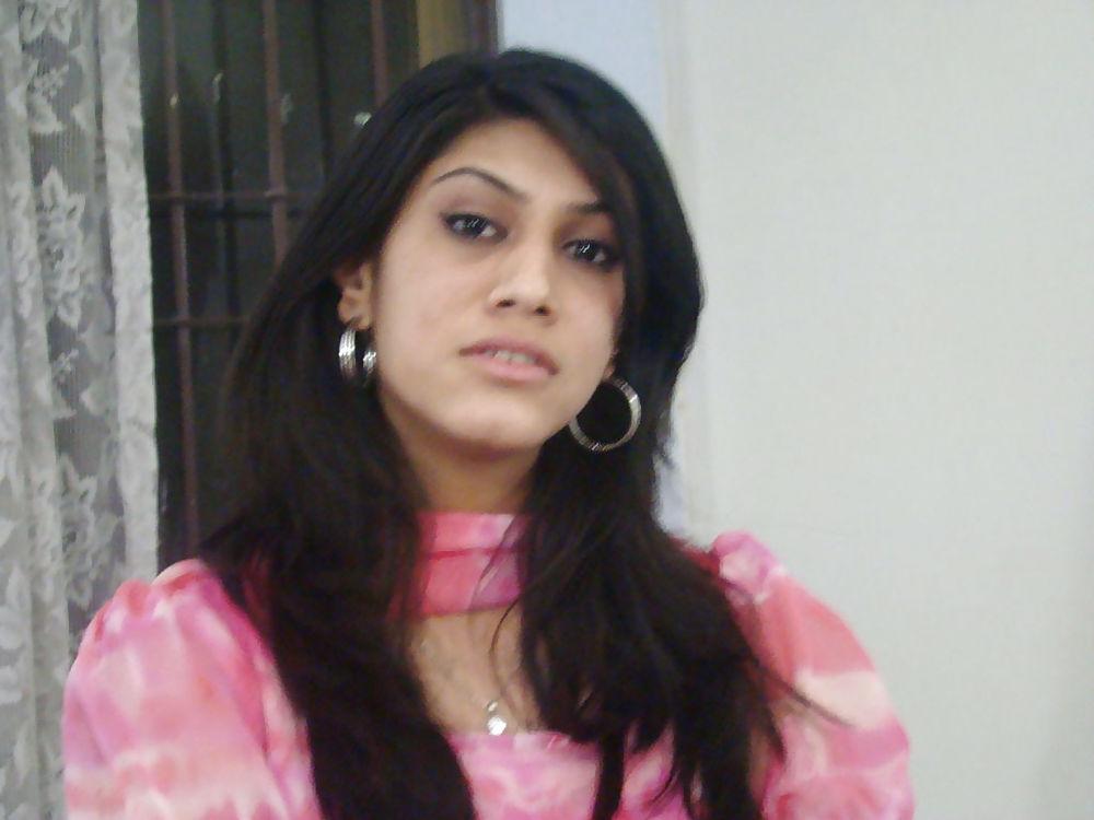 13P Hot uk pakistani girl