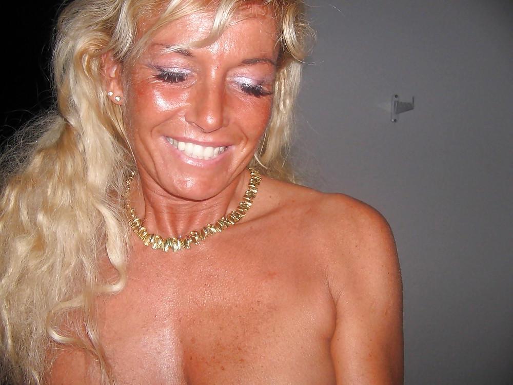 25P Horny mother has fun