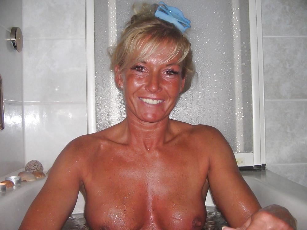 25P Horny mother has fun