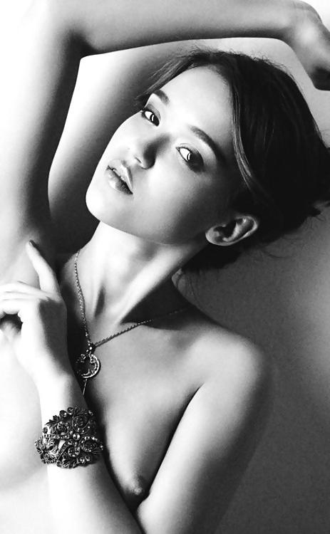 25P The Erotic Beauty of Petite Women Black and White 2