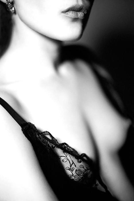 25P The Erotic Beauty of Petite Women Black and White 2