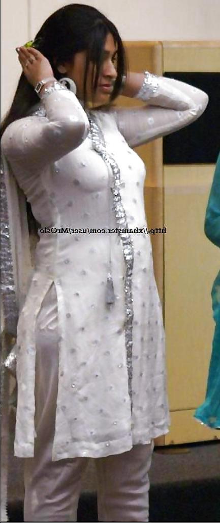 17P Pakistani Hot Girls 