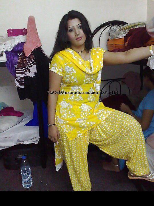 17P Pakistani Hot Girls 