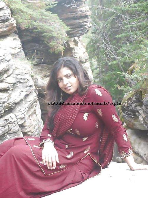 17P Pakistani Hot Girls 