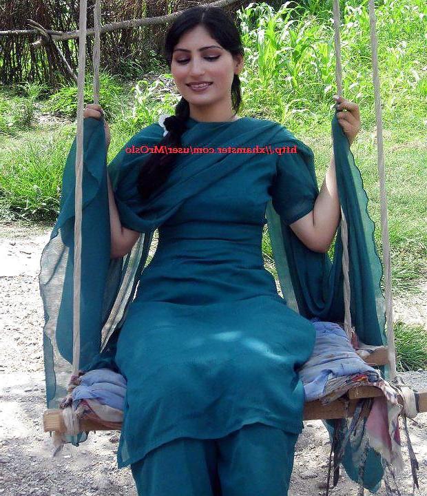17P Pakistani Hot Girls 