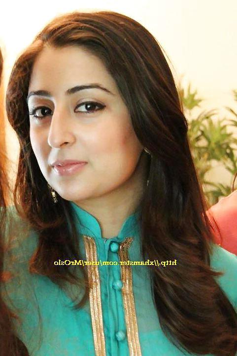 17P Pakistani Hot Girls 