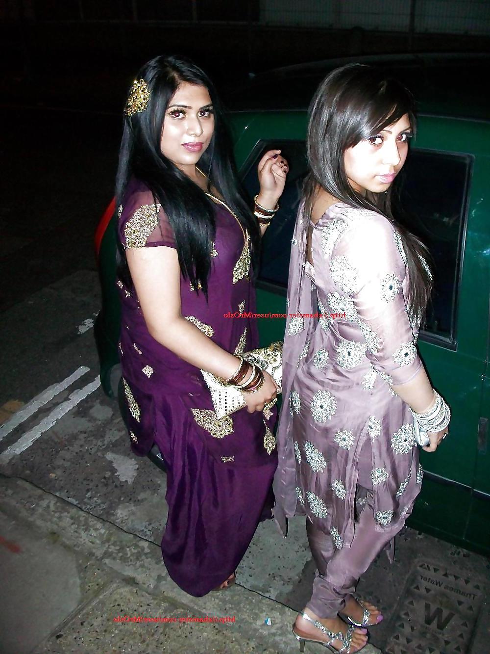 17P Pakistani Hot Girls 
