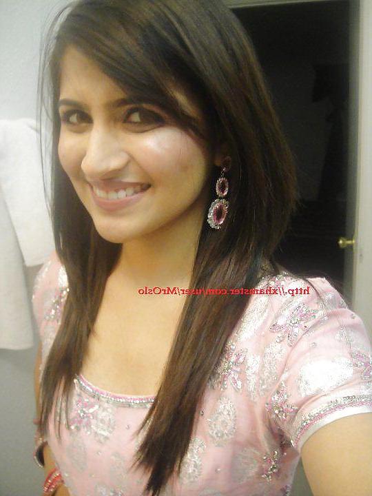 17P Pakistani Hot Girls 