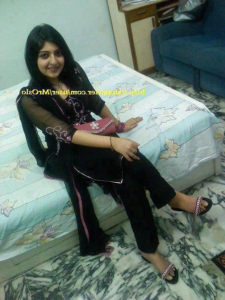 17P Pakistani Hot Girls 