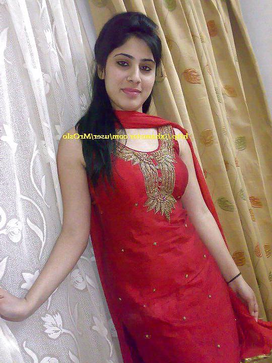 17P Pakistani Hot Girls 