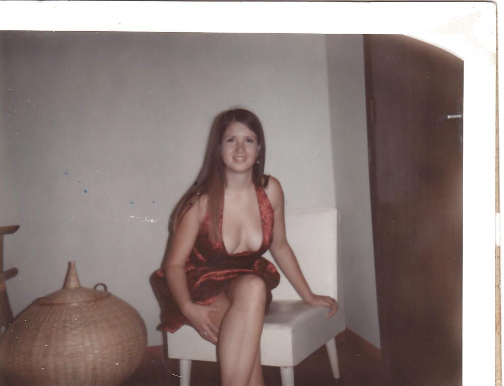 25P Retro Busty Milf
