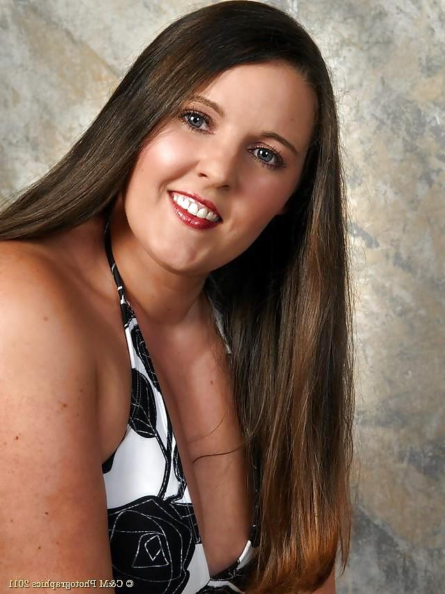 15P NEW Busty Milf