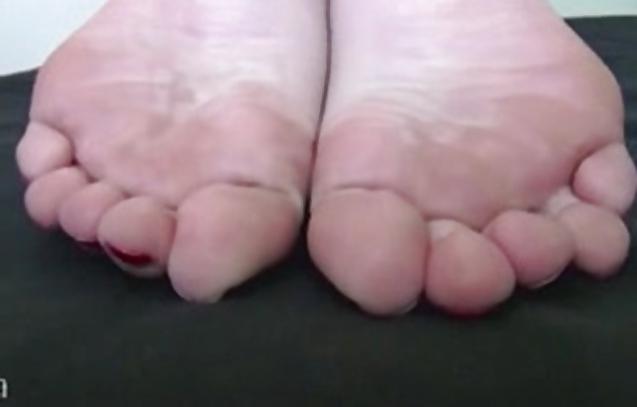 15P Footjob milf 01
