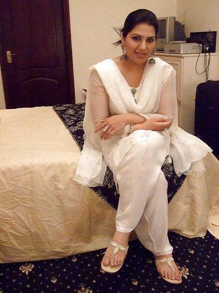 25P Pakistani Young Beautiful Girls