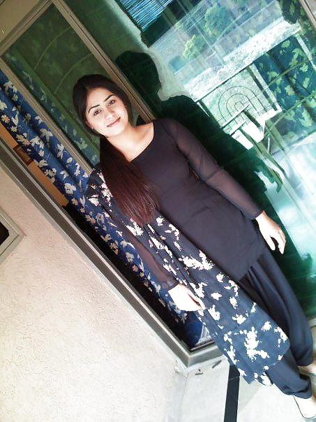 25P Pakistani Young Beautiful Girls