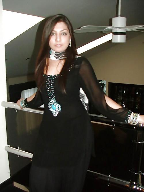 25P Pakistani Young Beautiful Girls