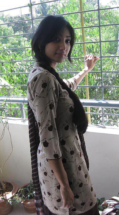 25P Pakistani Young Beautiful Girls