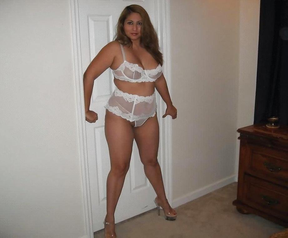 25P Busty Milfs in Lingerie
