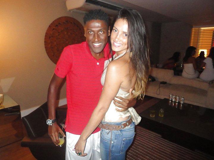 25P Ugly soccer Player with beautifull Girls