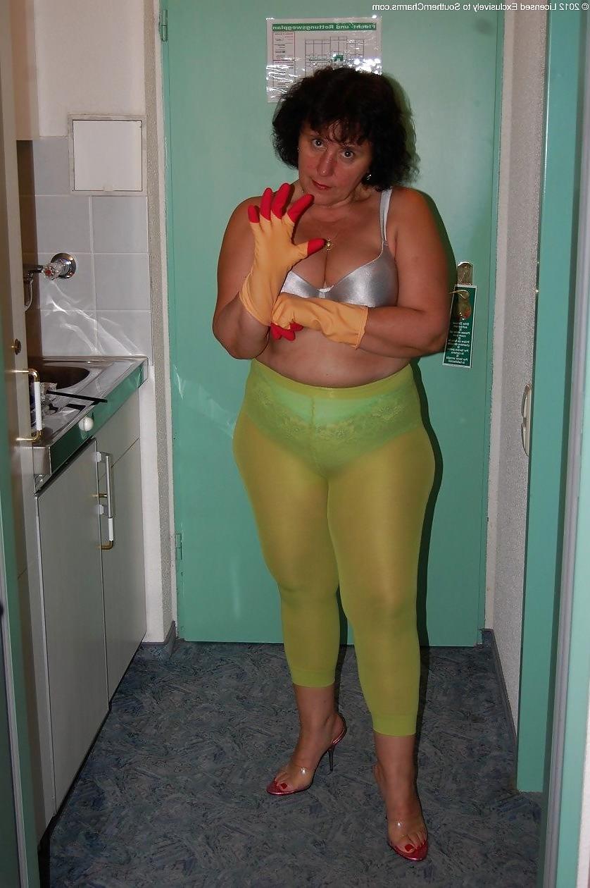 25P Sexy grannys in pantyhose