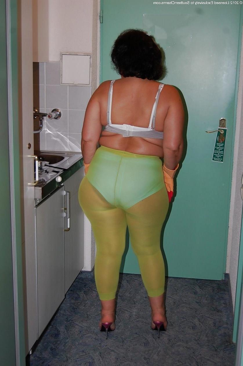 25P Sexy grannys in pantyhose