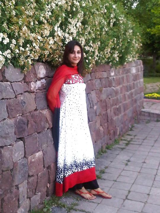 24P Pakistani Milf Shazia for big black cocks and cumshots
