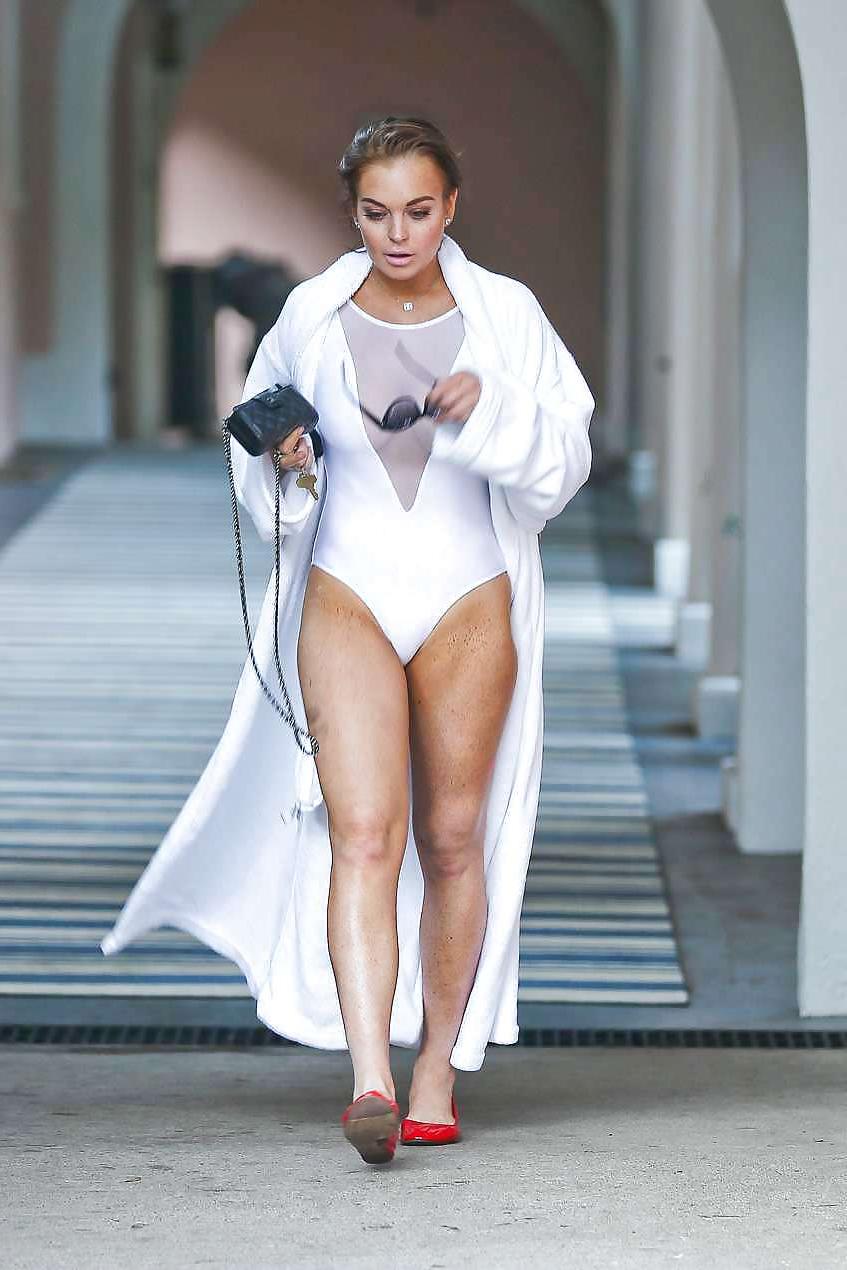 16P Lindsay Lohan ... In lowcut Swimsuit
