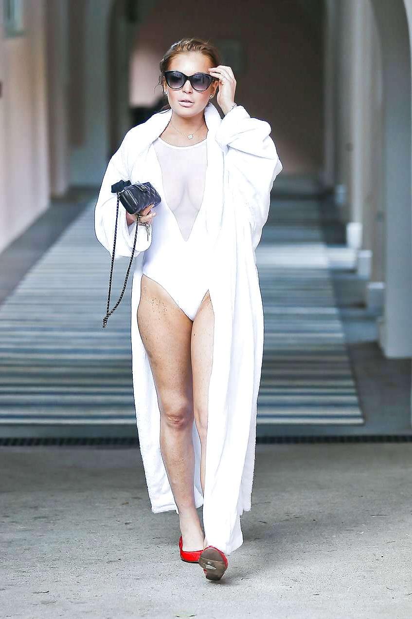 16P Lindsay Lohan ... In lowcut Swimsuit