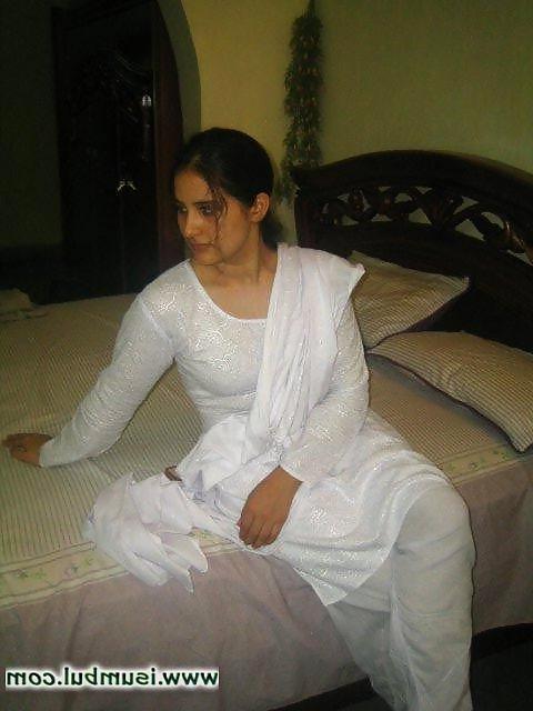 20P Beautiful Pakistani Village Girl Javeria