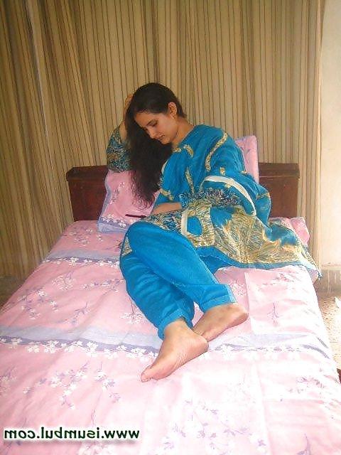 20P Beautiful Pakistani Village Girl Javeria