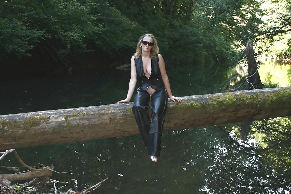 25P Busty Milf Toni