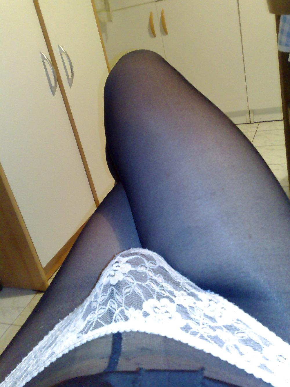 22P Black ph, pink thongs, black dress & black saloon heels
