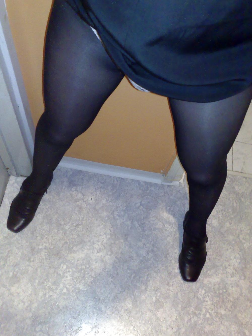 22P Black ph, pink thongs, black dress & black saloon heels