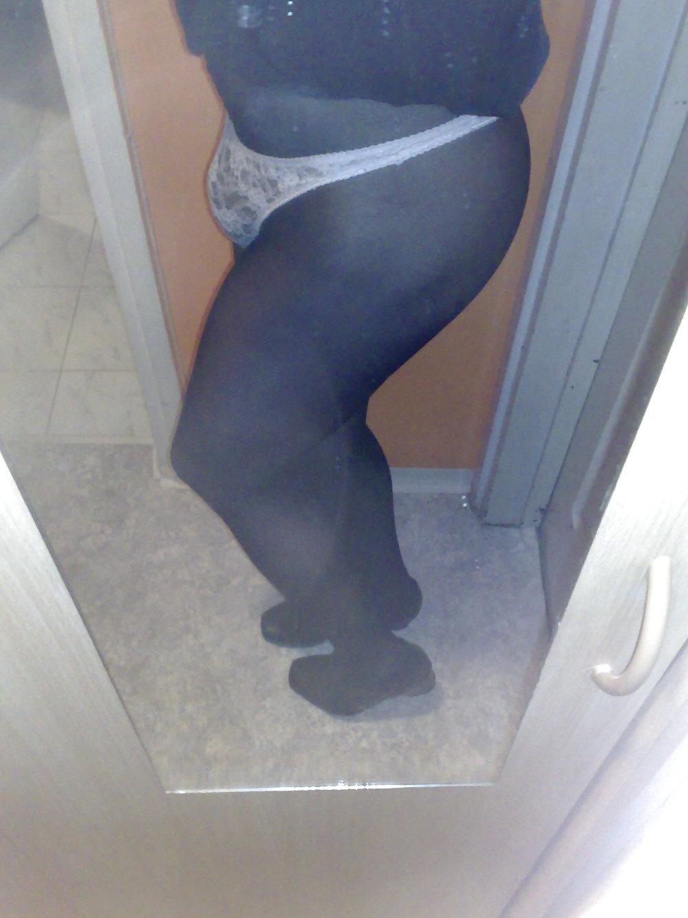 22P Black ph, pink thongs, black dress & black saloon heels