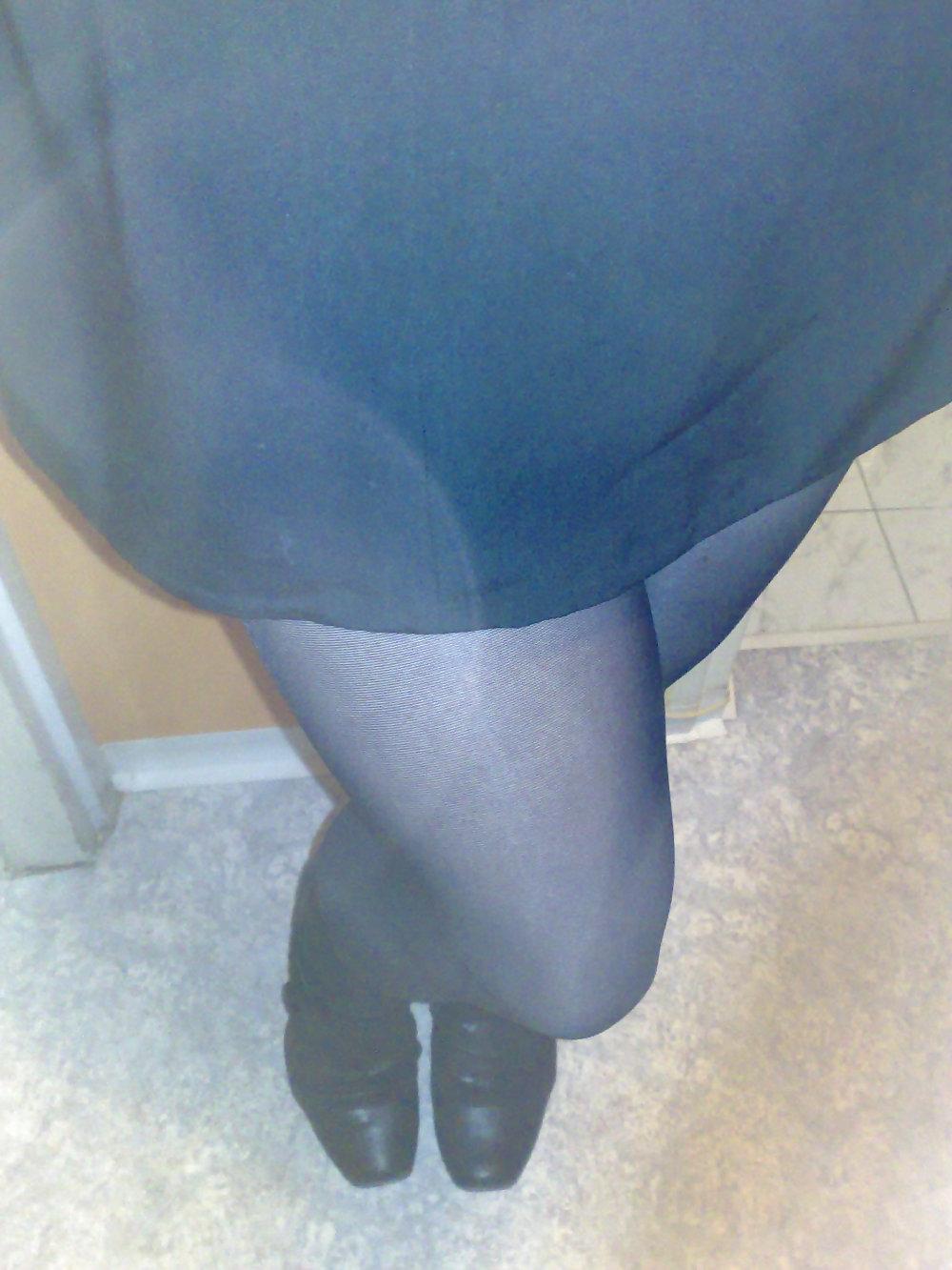 22P Black ph, pink thongs, black dress & black saloon heels