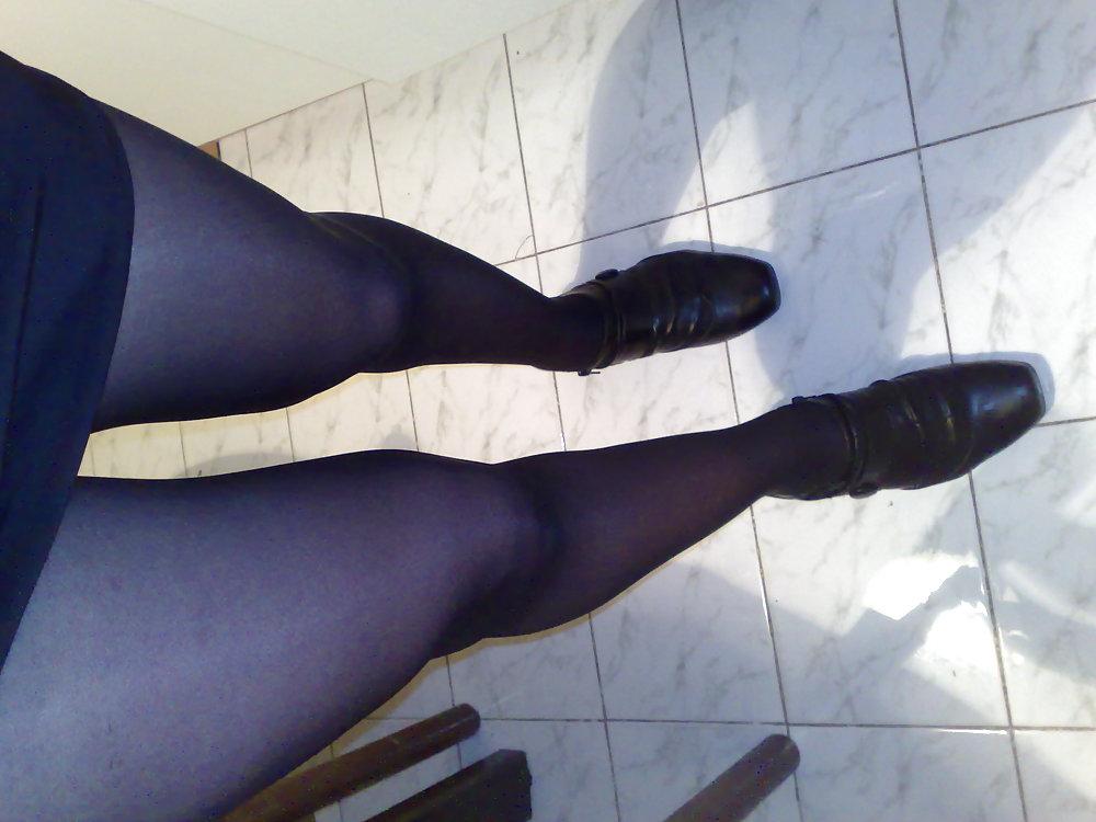 22P Black ph, pink thongs, black dress & black saloon heels
