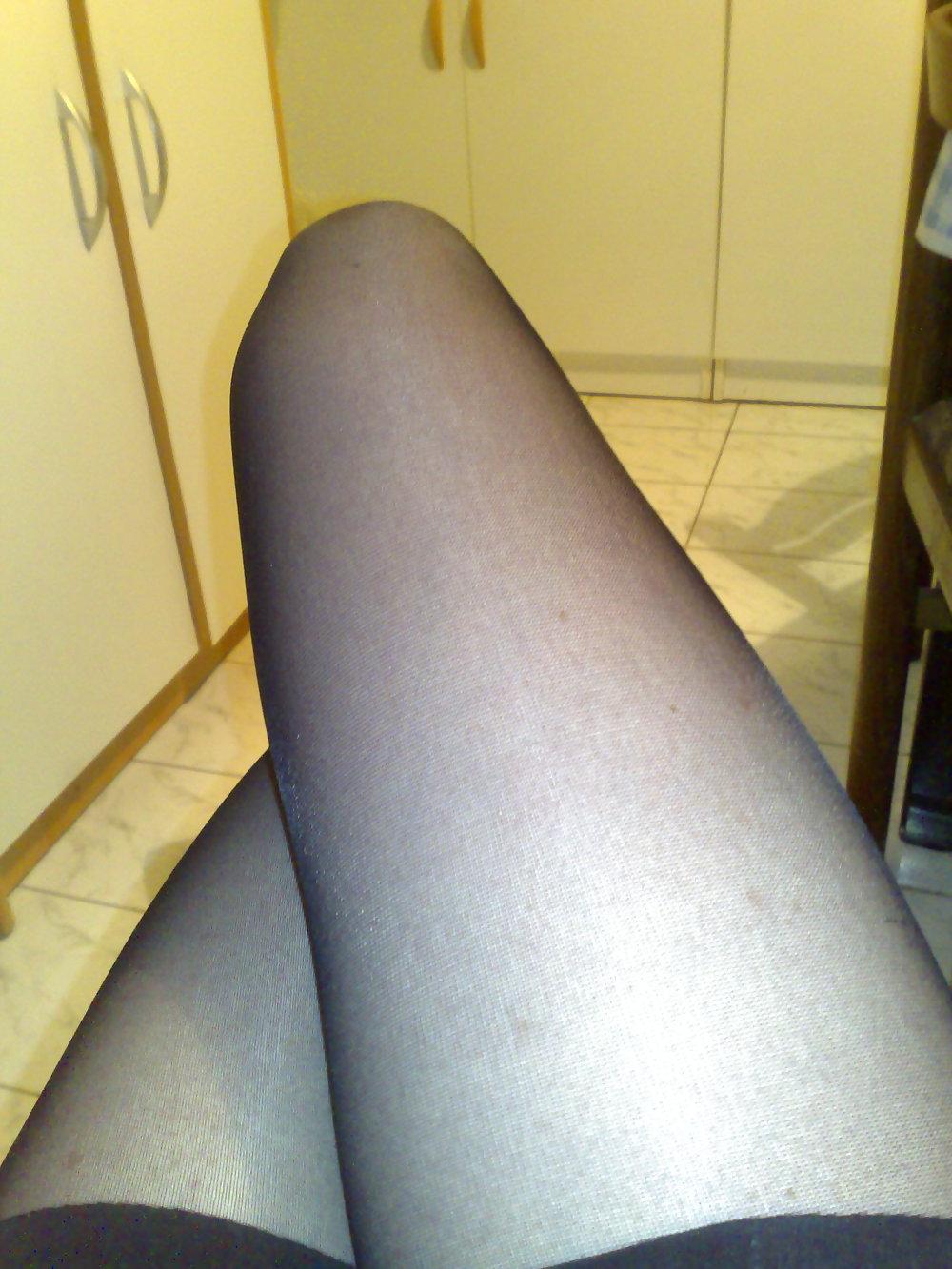 22P Black ph, pink thongs, black dress & black saloon heels