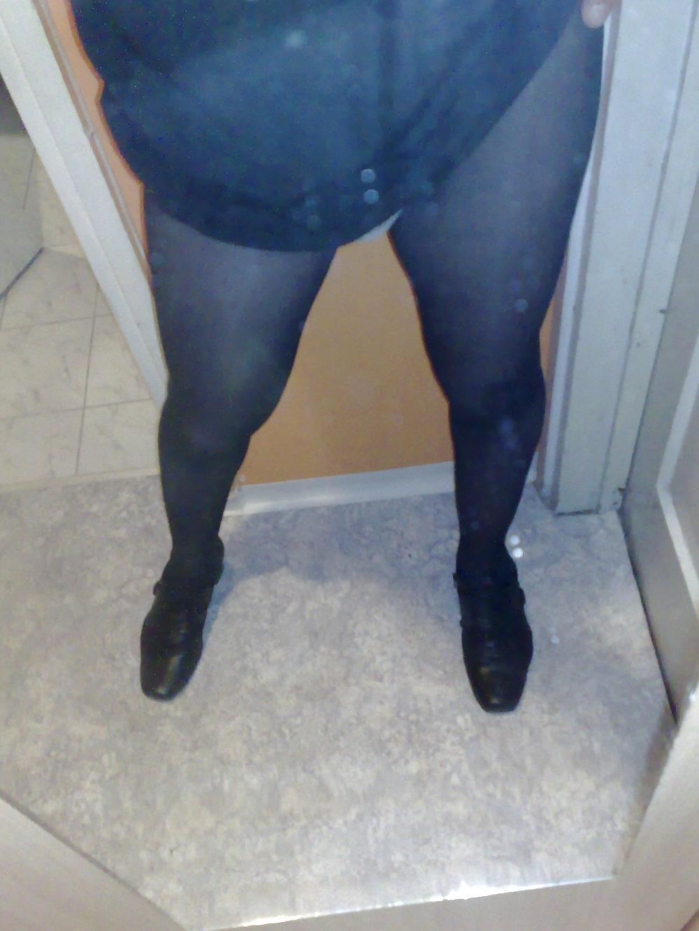 22P Black ph, pink thongs, black dress & black saloon heels