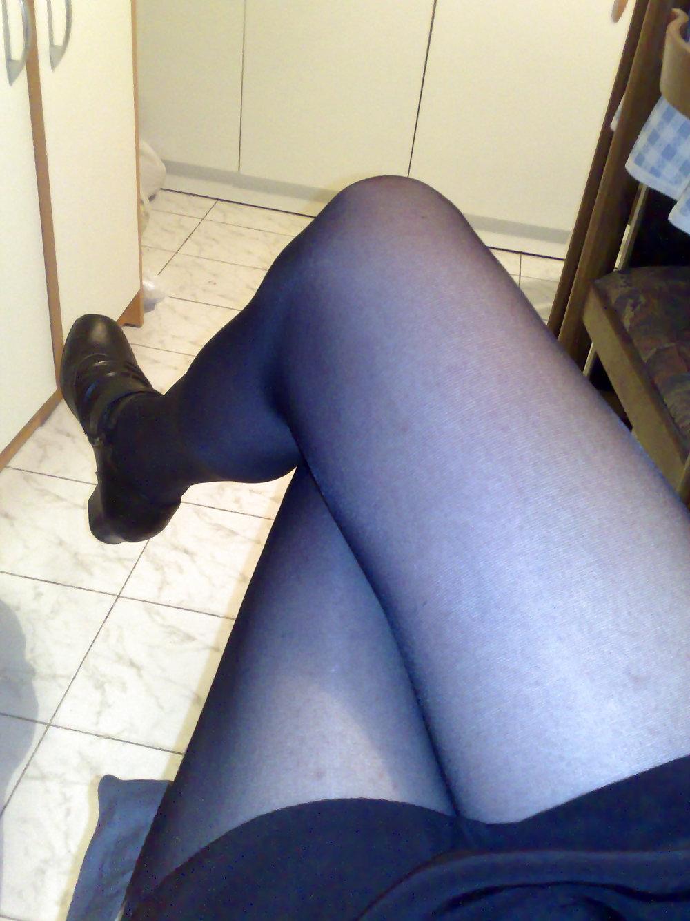 22P Black ph, pink thongs, black dress & black saloon heels