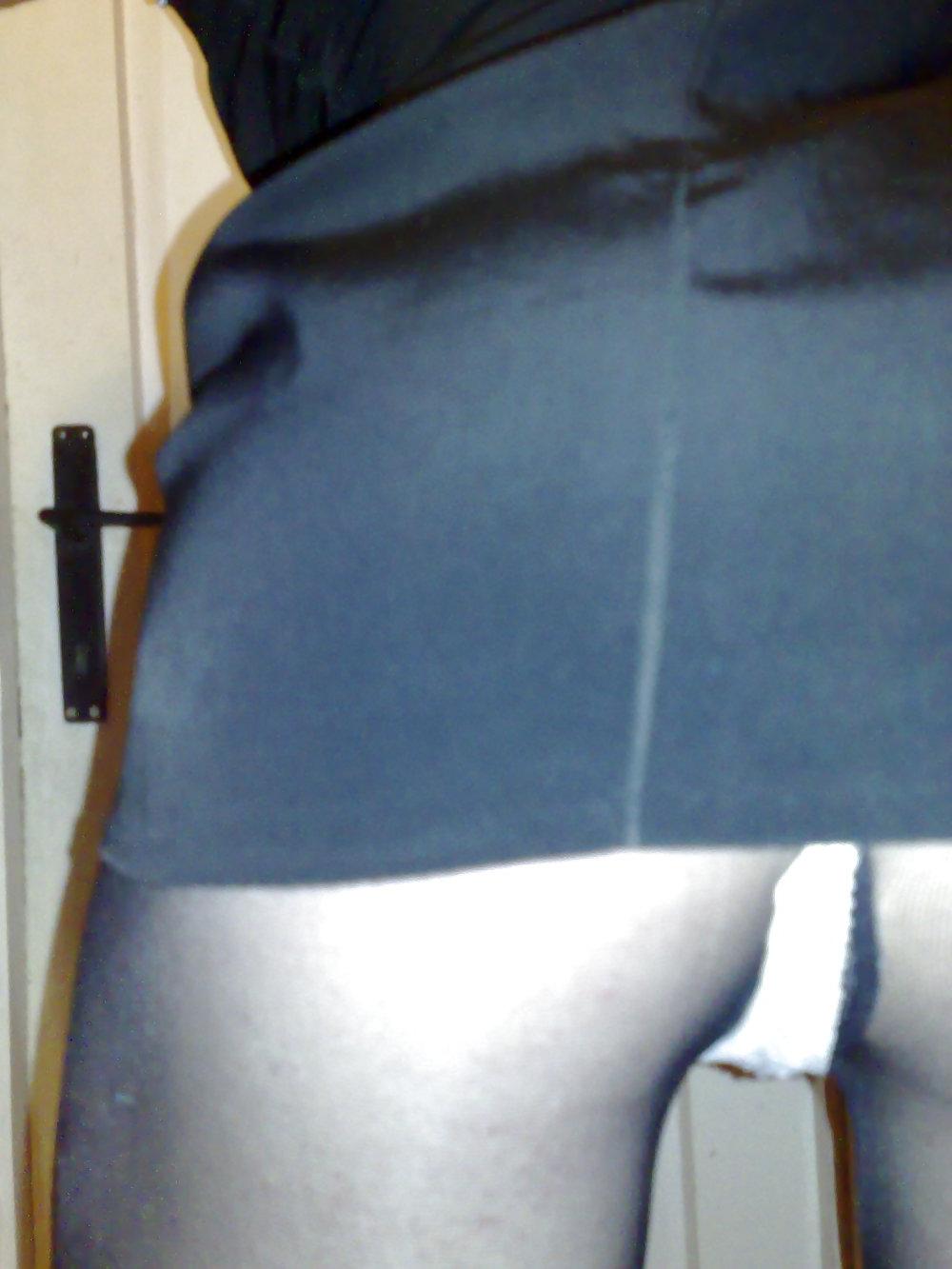 22P Black ph, pink thongs, black dress & black saloon heels