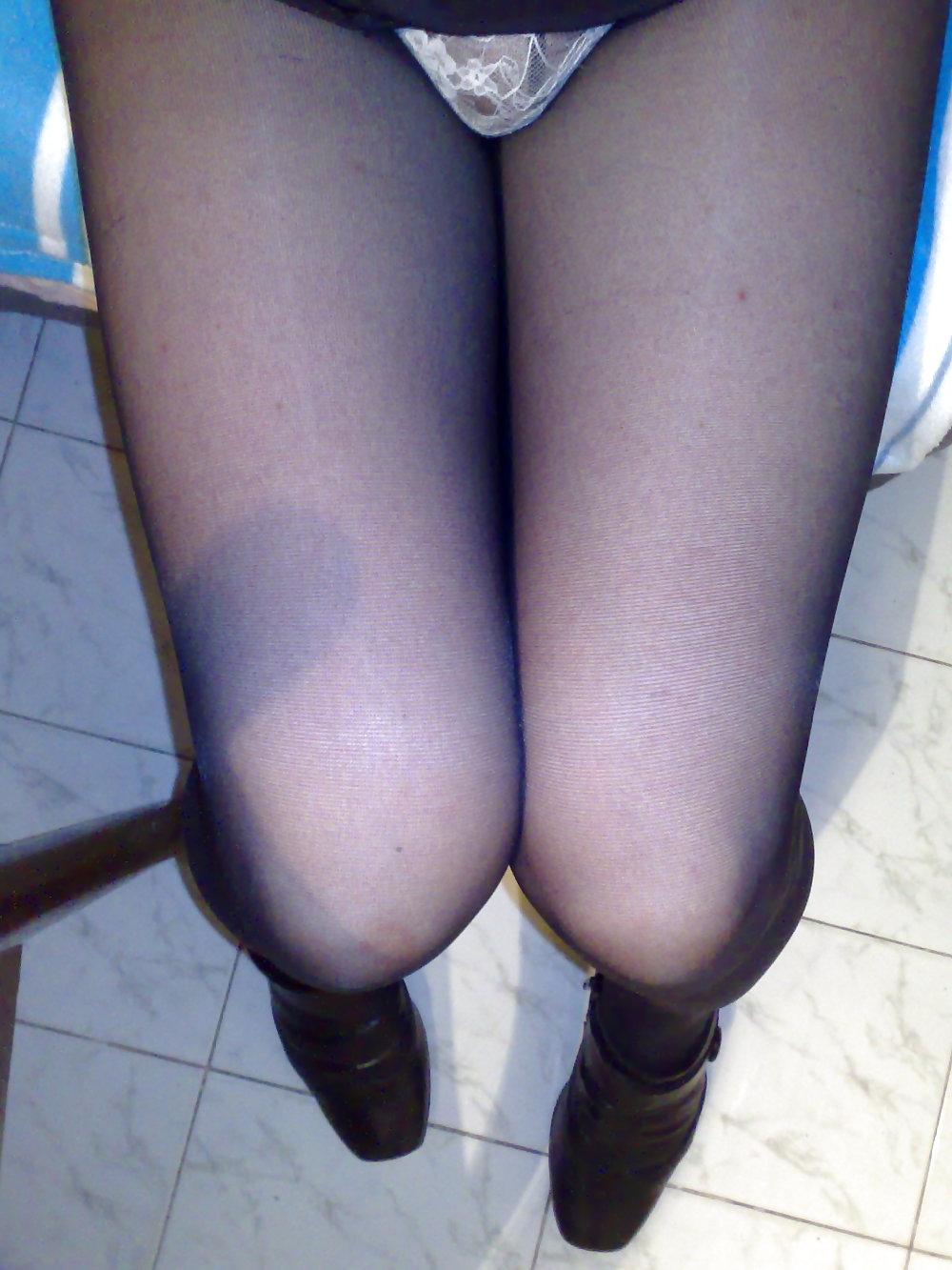 22P Black ph, pink thongs, black dress & black saloon heels