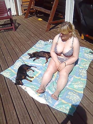 24P Women with saggy tits in swimsuit.