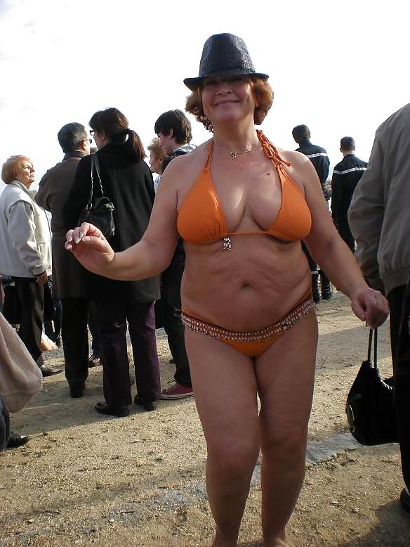 24P Women with saggy tits in swimsuit.