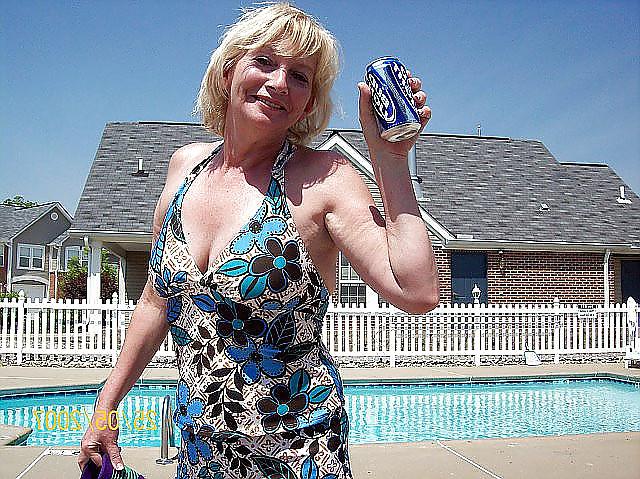 24P Women with saggy tits in swimsuit.